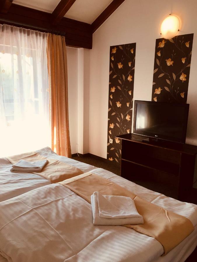 Tavi Panzio Es Etterem Bed & Breakfast Veresegyhaz Exterior photo