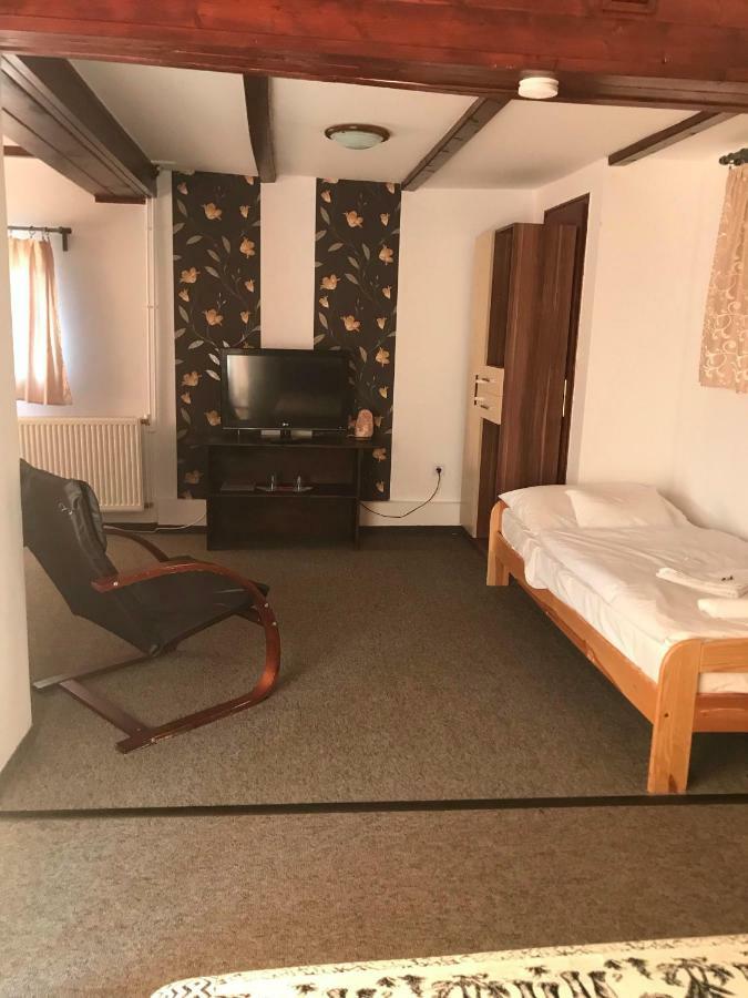 Tavi Panzio Es Etterem Bed & Breakfast Veresegyhaz Exterior photo