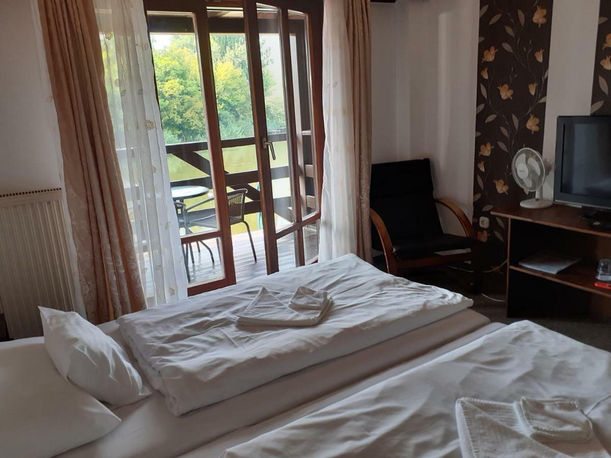 Tavi Panzio Es Etterem Bed & Breakfast Veresegyhaz Exterior photo
